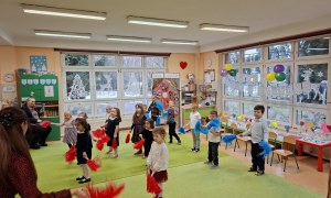 Dzień Babci i Dziadka w grupie Sówki - Zdjęcie 75