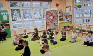 Dzień Babci i Dziadka w grupie Sówki - Zdjęcie 85