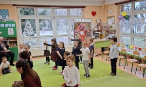 Dzień Babci i Dziadka w grupie Sówki - Zdjęcie 99