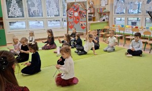 Dzień Babci i Dziadka w grupie Sówki - Zdjęcie 103