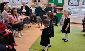 Dzień Babci i Dziadka w grupie Sówki - Zdjęcie 107