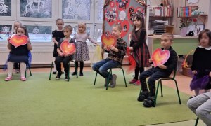 Dzień Babci i Dziadka w grupie Sówki - Zdjęcie 112