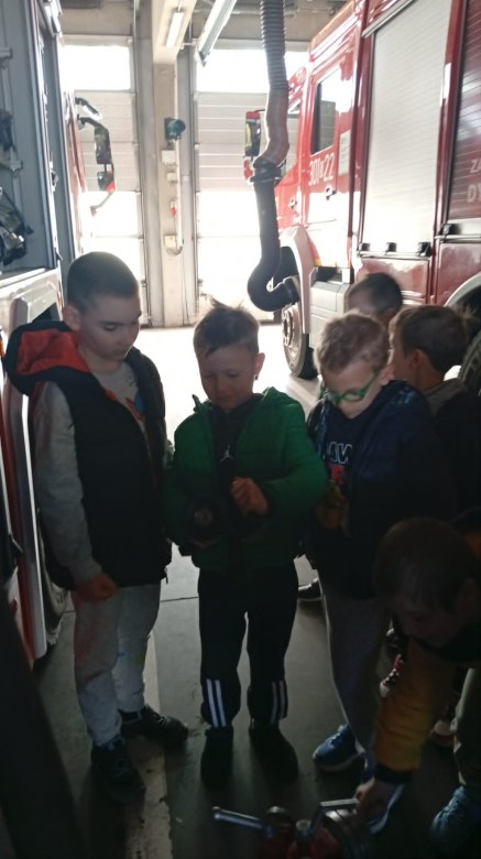 Wyjazd dzieci 6-letnich do jednostki Straży Pożarnej - Zdjęcie 51