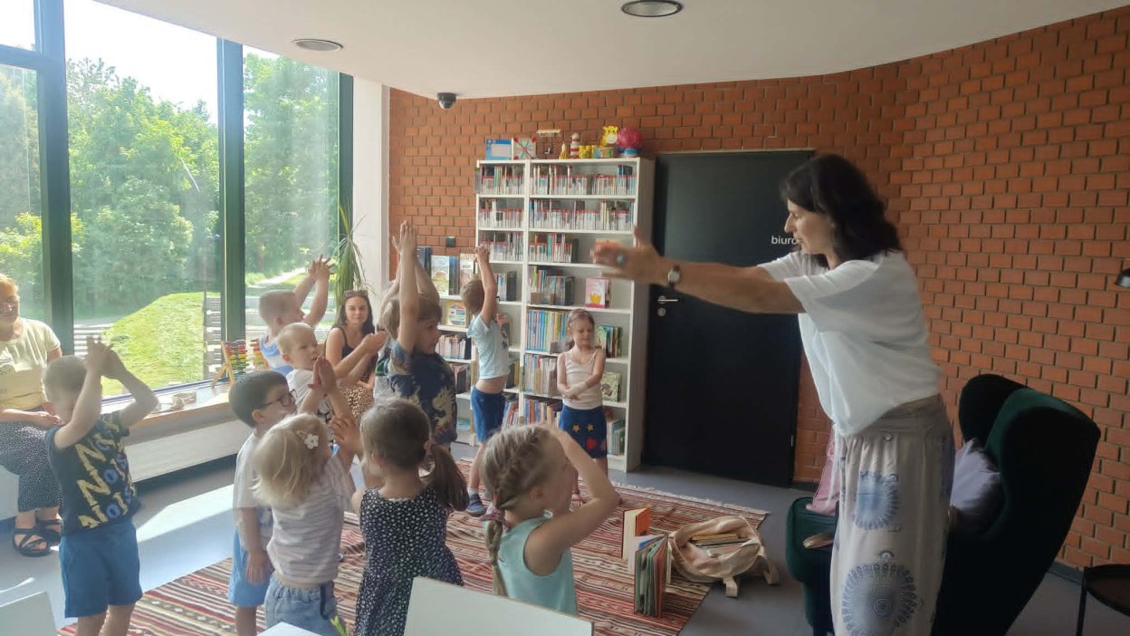 Spotkanie z pisarką Małgorzatą Swędrowską - Zdjęcie 6