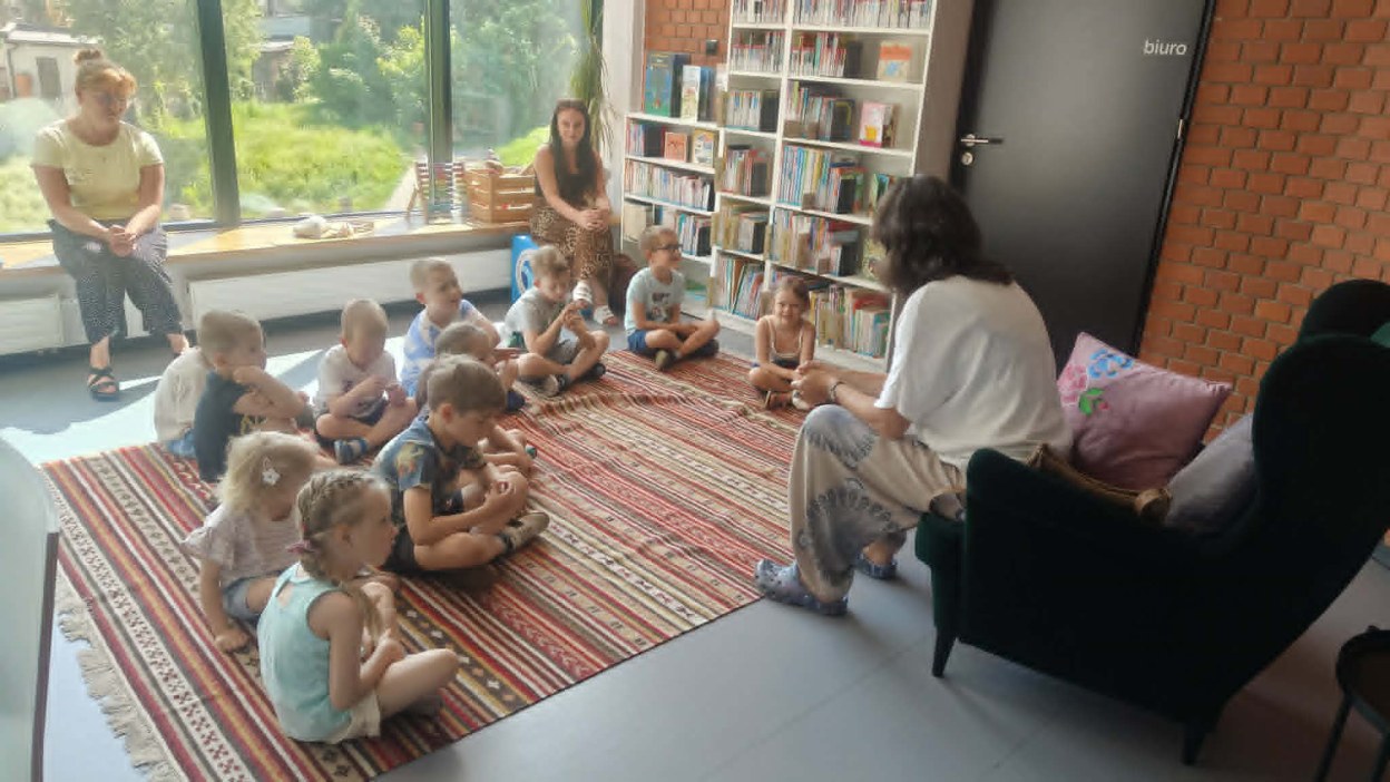 Spotkanie z pisarką Małgorzatą Swędrowską - Zdjęcie 11