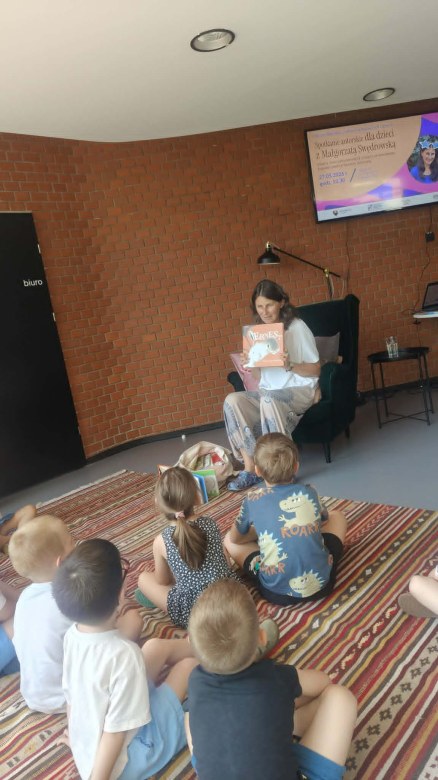 Spotkanie z pisarką Małgorzatą Swędrowską - Zdjęcie 14
