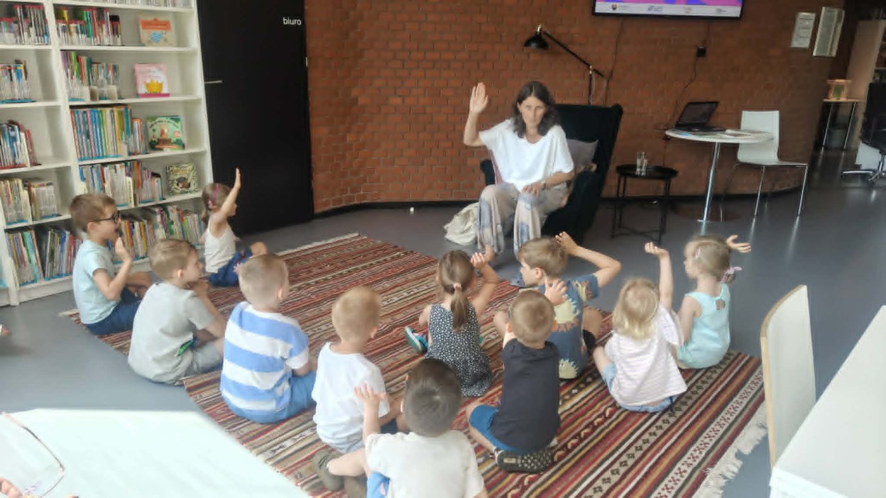 Spotkanie z pisarką Małgorzatą Swędrowską - Zdjęcie 23