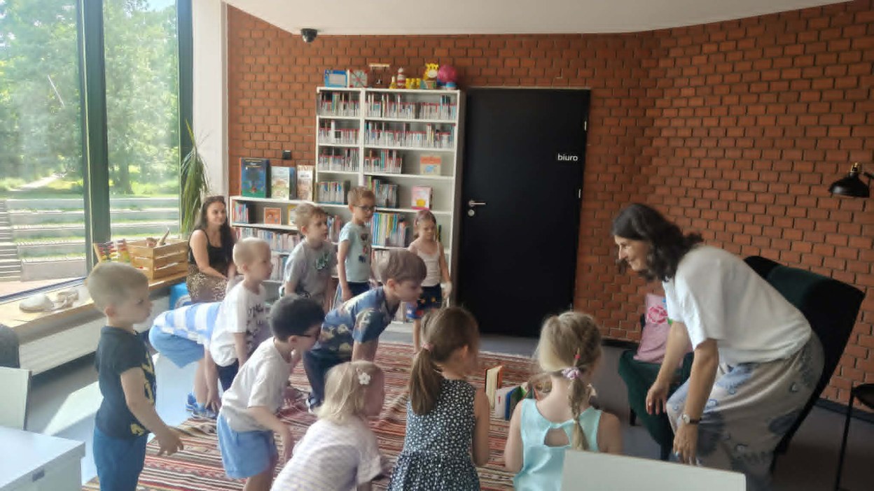 Spotkanie z pisarką Małgorzatą Swędrowską - Zdjęcie 24