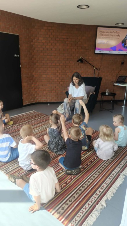 Spotkanie z pisarką Małgorzatą Swędrowską - Zdjęcie 29