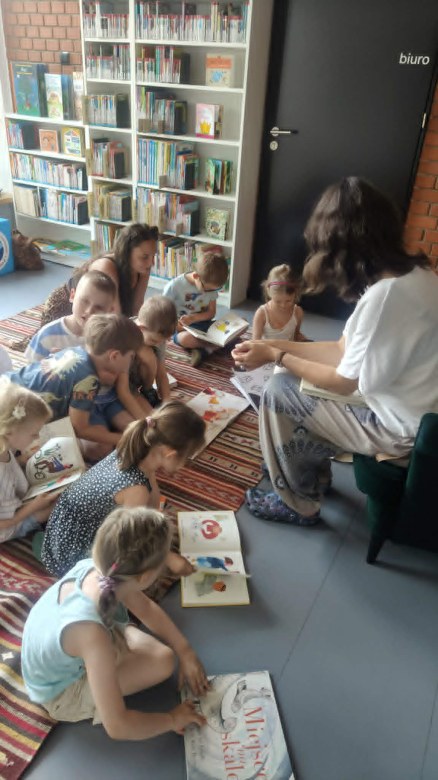 Spotkanie z pisarką Małgorzatą Swędrowską - Zdjęcie 9