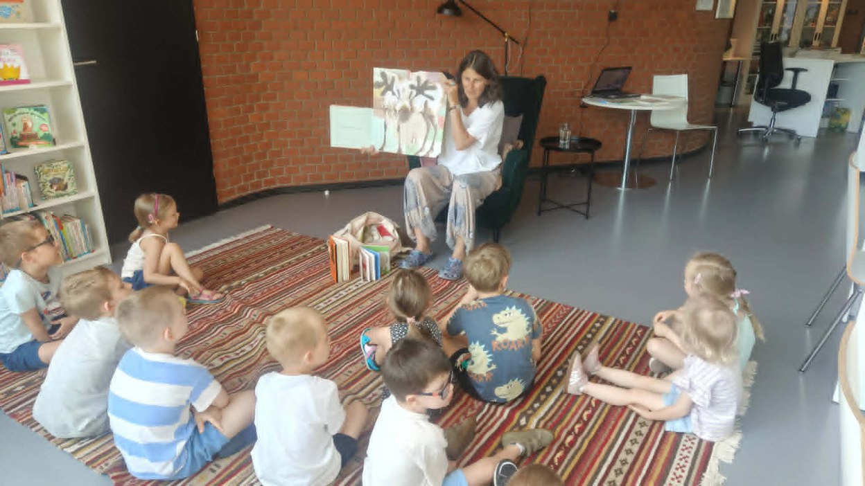 Spotkanie z pisarką Małgorzatą Swędrowską - Zdjęcie 12
