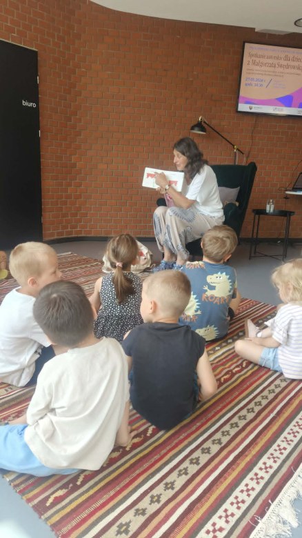 Spotkanie z pisarką Małgorzatą Swędrowską - Zdjęcie 15