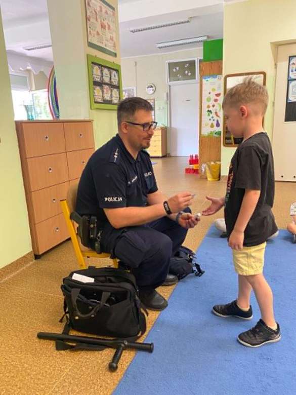 Bezpieczny Przedszkolak- Spotkanie z policjantem - Zdjęcie 16