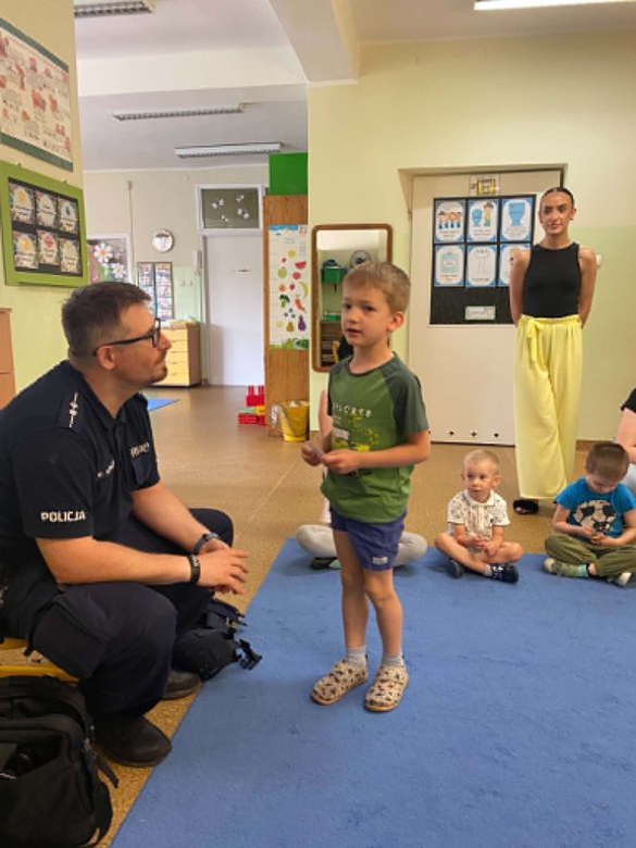 Bezpieczny Przedszkolak- Spotkanie z policjantem - Zdjęcie 25