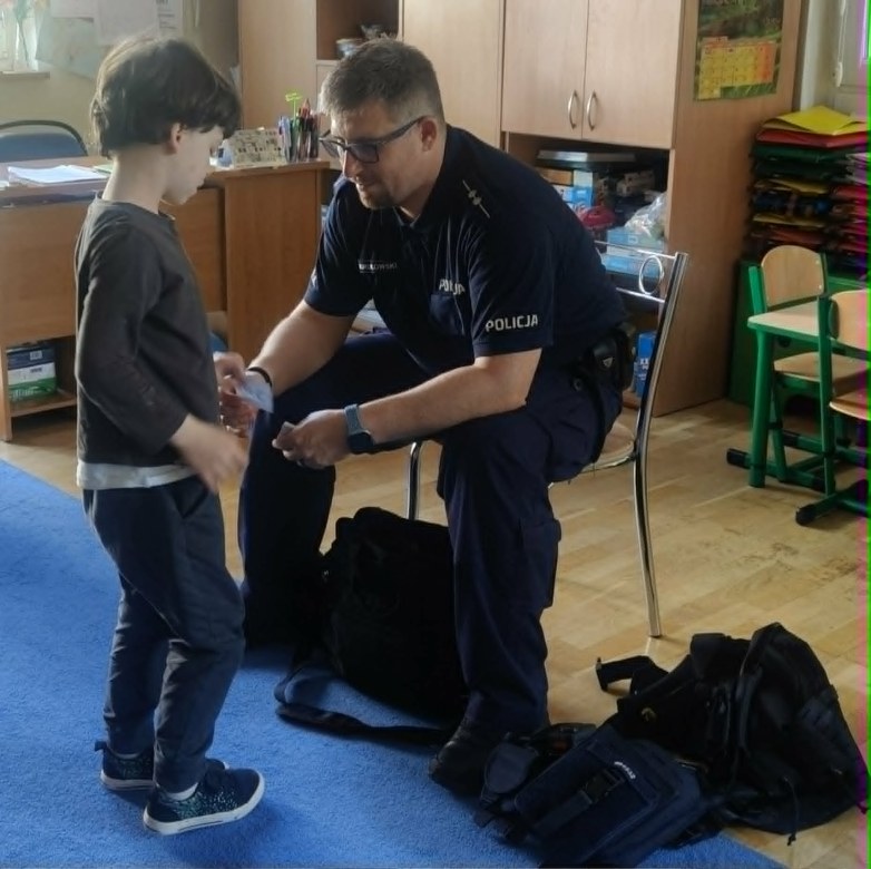Bezpieczny Przedszkolak- Spotkanie z policjantem - Zdjęcie 74