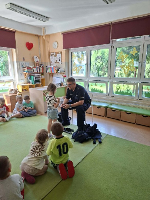 Bezpieczny Przedszkolak- Spotkanie z policjantem - Zdjęcie 81
