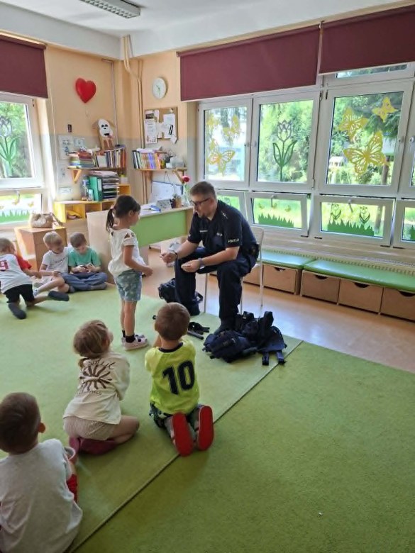 Bezpieczny Przedszkolak- Spotkanie z policjantem - Zdjęcie 30