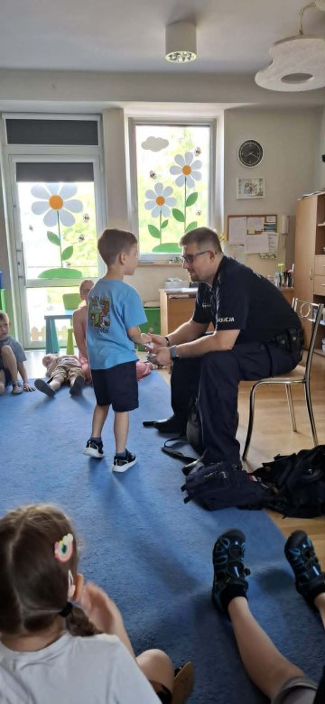 Bezpieczny Przedszkolak- Spotkanie z policjantem - Zdjęcie 85