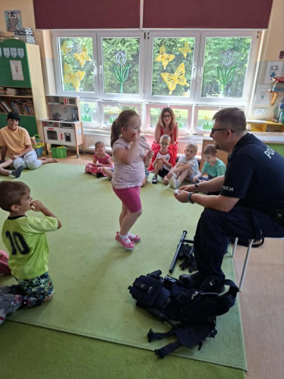 Bezpieczny Przedszkolak- Spotkanie z policjantem - Zdjęcie 135